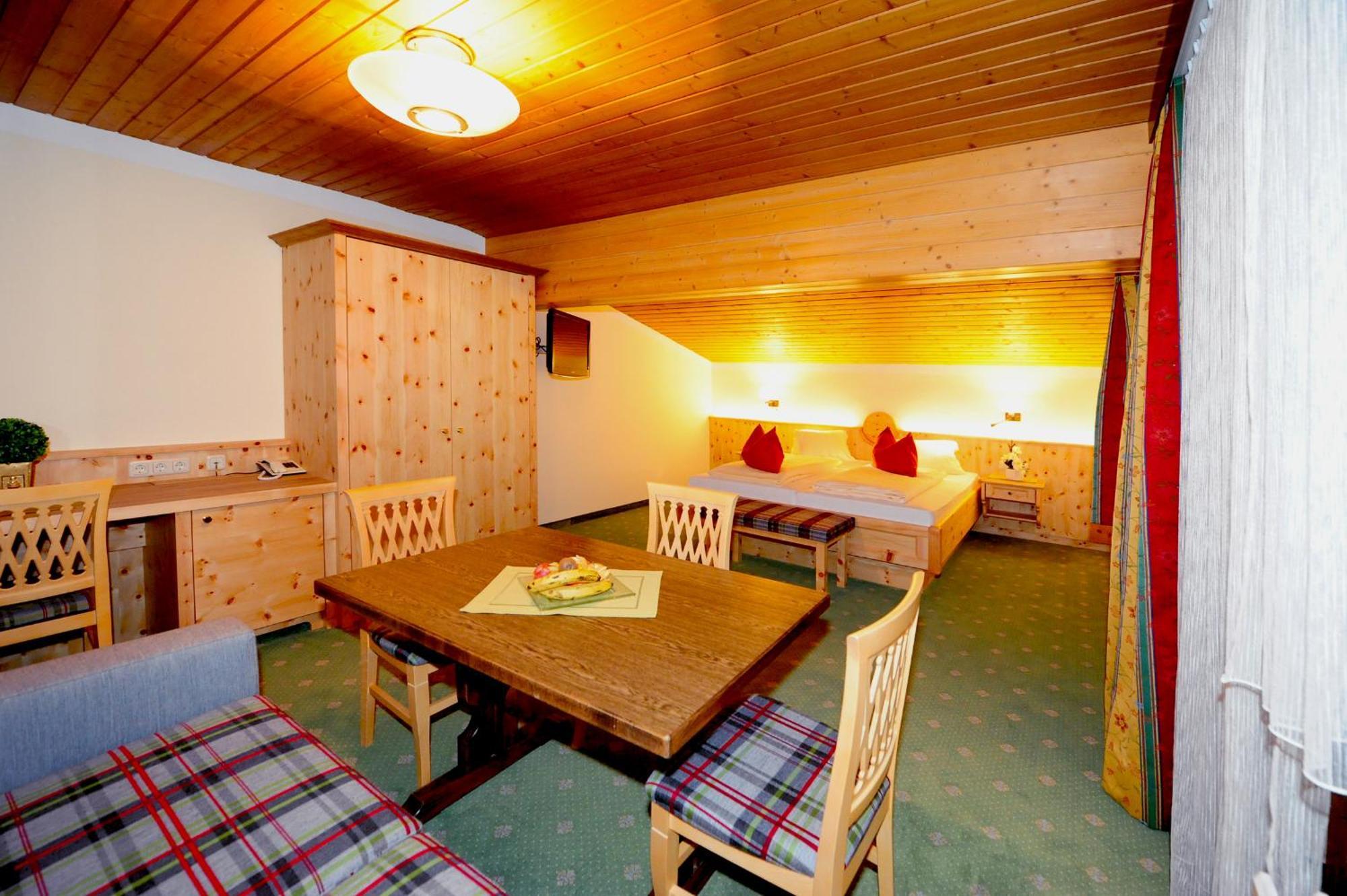 Ski In Ski Out Hotel Unterellmau Зальбах-Хинтерглемм Номер фото